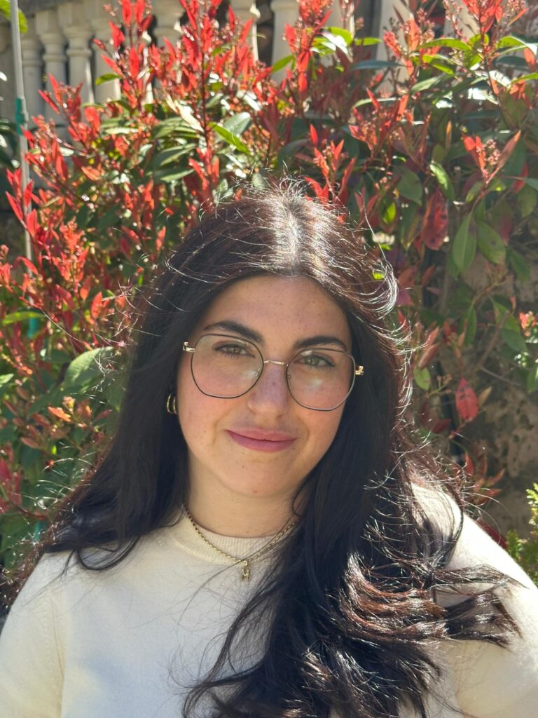 Marta Llorente Izquierdo, psicóloga general sanitaria, sonriendo al aire libre